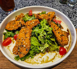 Backhendlstreifen in Kürbispanier mit Blattsalat