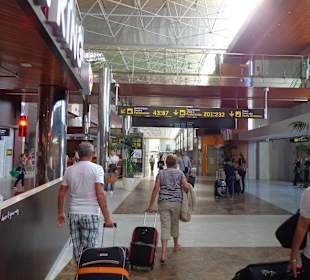 Flughafen Halle Ankunft/Abflug