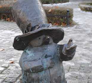 Jedna z figurek przed teatrem.