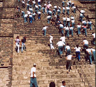 Teotihuacan, Massenbesteigung der Sonnenpyramide