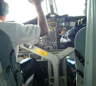 Cockpit von Yeti Airline Flieger