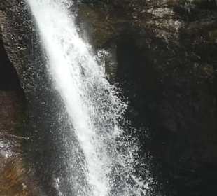 Wanderung zu wilden Bächen und hohen Wasserfällen