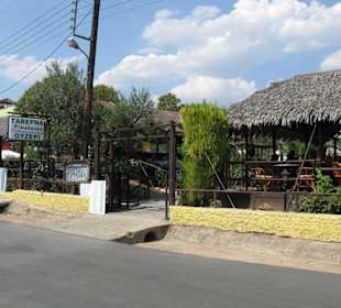 Таверна перед отелем Gerakina Beach & Sithonia Village