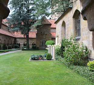 Gräber im Kreuzgang Garten