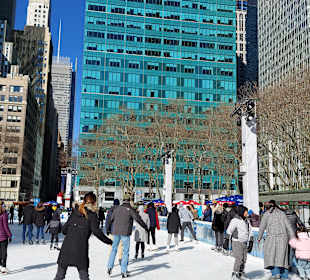 Bryant Park mit Times Square im Hintergrund 