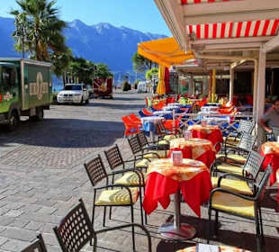 Café an der Uferpromenade von Limone