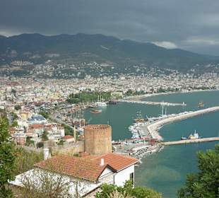 Blick vom Berg auf den Hafen