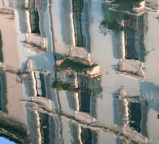 Fassadenspiegelung im Naviglio Grande