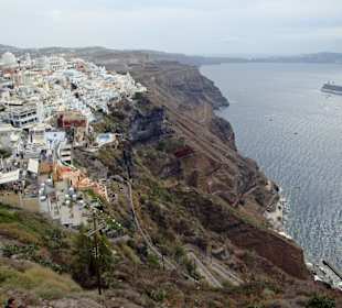 Seilbahn von Fira hinunter zur Caldera
