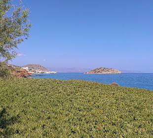 Blick von Laube über Felsküste