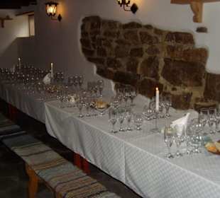 Weinprobe im Keller des Musterhauses