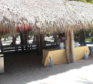 Hier wurde das Büffet zum Mittagessen aufgebaut