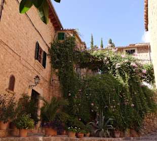 Nur eine Straße ist mit den Autos befahrbar