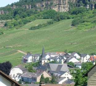 Blick auf Ort und dahinter liegende Kalkwand