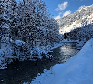 Der Bach direkt vorm Hotel