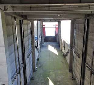 Das Schiff wird im Trog auf Elbeniveau gehoben