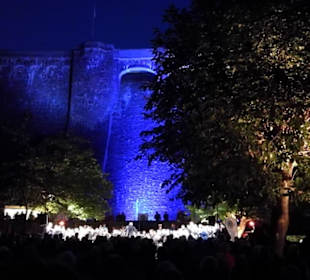 Zapfenstreich unterhalb der Sperrmauer