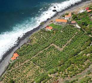 Die Fajã dos Padres aus der Höhe gesehen