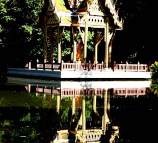 Die "Thai-Sala" spiegelt sich im See