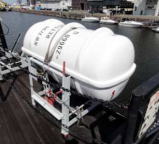 Rettungsfloß mitschiffs