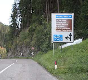 Gadertaler Straße Wegweiser in Pederoa