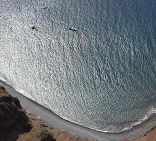 Wycieczkowe katamarany podpływające pod klif