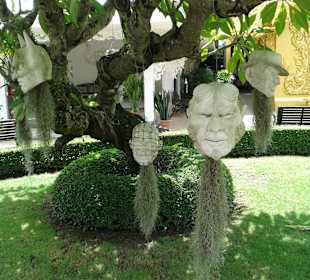 Masken Ausstellung um den Tempel