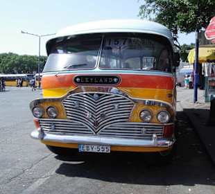 Schöner alter Bus am Busbahnhof
