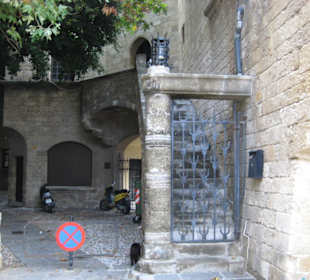 Im Hof des Museums, der Kirche