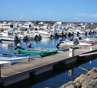 Spaziergang durch den Yachthafen von Saint-Pierre