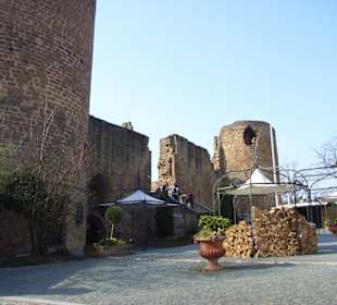 Vorhof der Burgruine in Neuleiningen