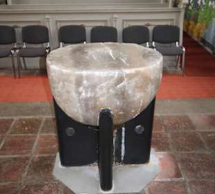 Taufstein aus einem Salzblock