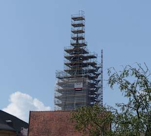 Außenansicht Türme mit Gerüst