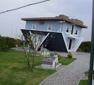 Ein kopfstehendes Haus