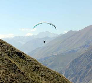 Stepantsminda paragliding
