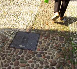 Das besondere Pflaster und Gulli-Deckel