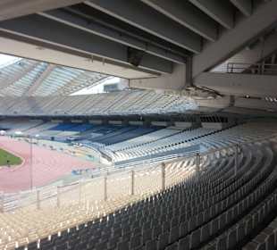 Blick vom Unterrang in das Olympiastadion