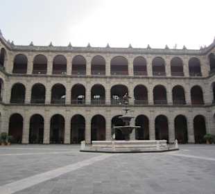 Der Innenhof des Nationalpalasts