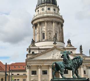 Blick zum Französischen Dom am Gendarmenmarkt