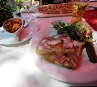 Hausgemachtes Sülzfleisch mit Bratkartoffeln