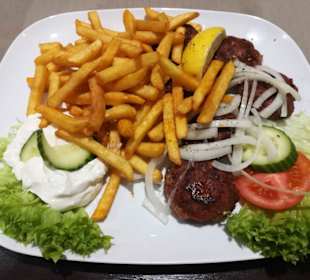 Kaftadakia mit Zaziki u. Pommes