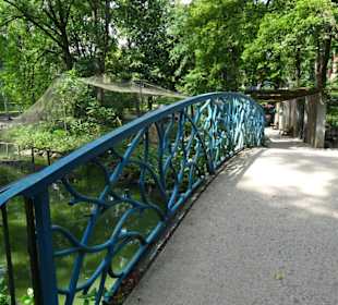 Brücke zur kleinen Insel mit Vogelvolieren