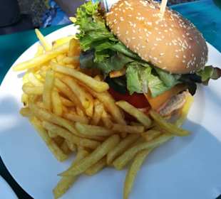 Cheeseburger mit Pommes