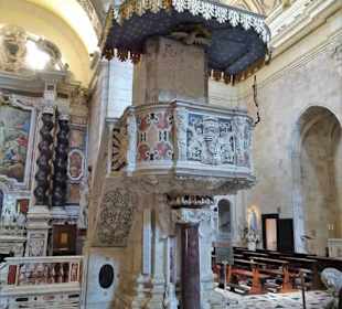 Blick auf die Kanzel der Kathedrale Santa Maria