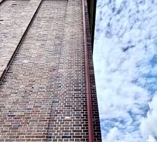 2bis 3m dicke Außenmauern