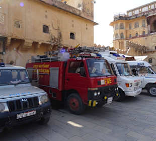 Jede Menge Rettungsfahrzeuge im Innehof