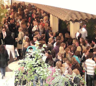 Schlangestehen vor dem Hollister-Shop
