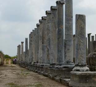 Wieder aufgerichtete Säulen