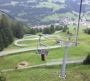 Leere Rodelbahn bei Hochbetrieb