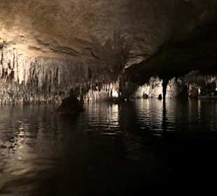 Bootsfahrt durch die Drachenhöhle